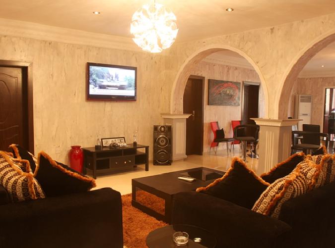 Charlies Place & Suites Hotel